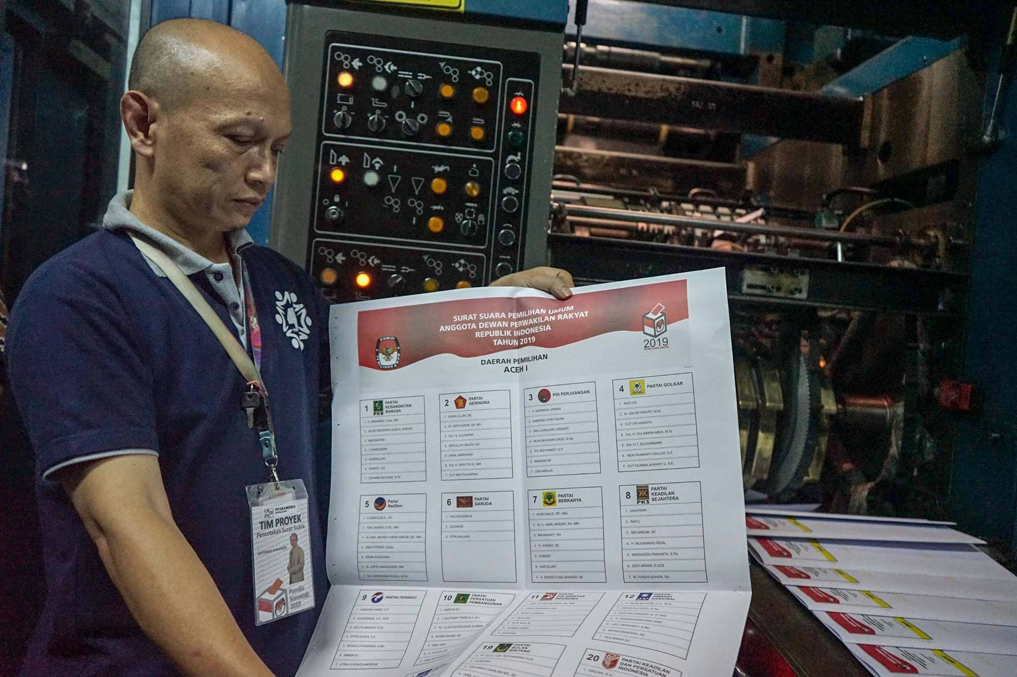 Petugas memperlihatkan proses percetakan surat suara. KPK menyerukan publik untuk tidak memilih caleg koruptor. - Image