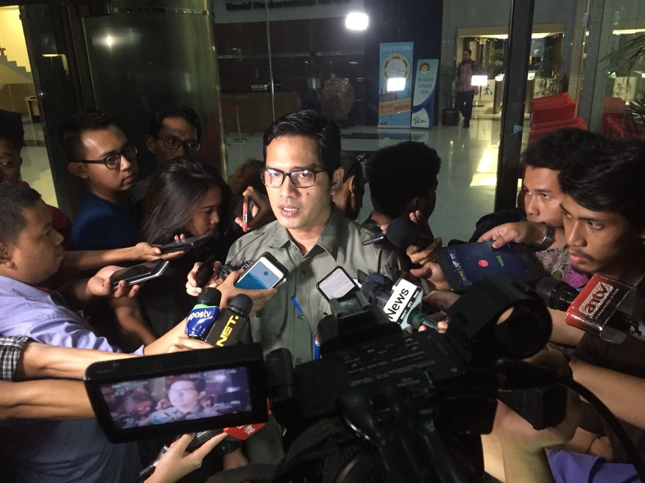 Juru bicara KPK Febri Diansyah saat diwawancarai awak media - Image