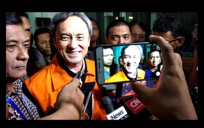 Eddy Sindoro ketika hendak ditahan di Rutan KPK Pomdam Jaya Guntur, Jumat, 12 Oktober 2018. KPK meminta Imigrasi melakukan penyelidikan terkait salah seorang pegawainya, yang diduga membantu palarian Eddy. - Image