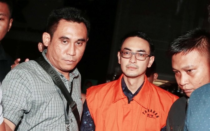 Gubenur Provinsi Jambi (nonaktif) Zumi Zola resmi ditahan oleh Komisi Pemberantasan Korupsi (KPK), pada Senin (9/4). - Image