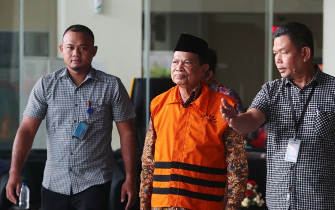 Wali Kota Mojokerto Masud Yunus saat akan menjalani penahanan perdana di rutan KPK, Rabu (9/5) - Image