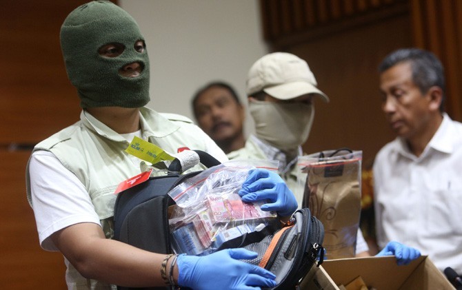 Penyidik KPK memperlihatkan barang bukti uang suap hasil operasi tangkap tangan (OTT) Dirjen Hubla, beberapa waktu lalu. - Image