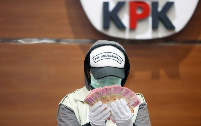 Gubernur Aceh nonaktif Irwandi Yusuf kembali dijerat Komisi Pemberantasan Korupsi (KPK) sebagai tersangka. Kali ini, Irwandi disangkakan menerima gratifikasi terkait proyek pembangunan dermaga di Sabang - Image