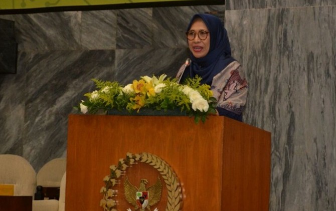Ketua Umum Kesatuan Perempuan Partai Golkar (KPPG) Hetifah Sjaifudian saat meberikan sambuta di acara Semiloka Kartini di Era Digital, yang digelar di Gedung DPR. - Image
