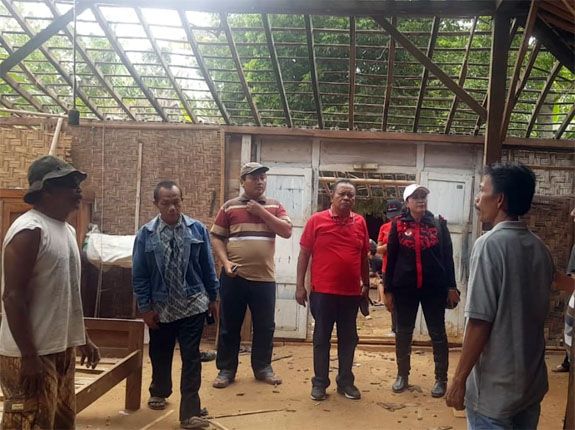 BANTUAN: Rumah milik Bustari yang diperbaiki pada Minggu (21/10). - Image
