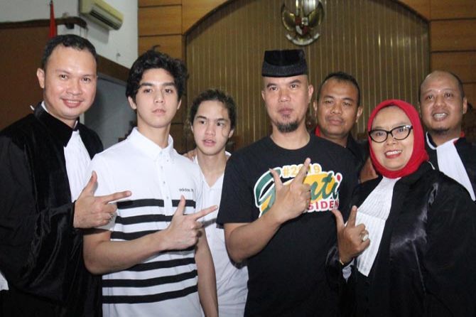 Ahmad Dhani disebut santai menempati ruang tahanan dengan 300 nara pidana lainnya. Bahkan, ruangan tersebut disebut bau pesing. - Image