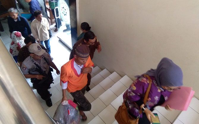 D, Terdakwa pembunuh pemandu karaoke (PK) Sunan Kuning saat tiba di Pengadilan Negeri Semarang, Kamis (4/10). - Image