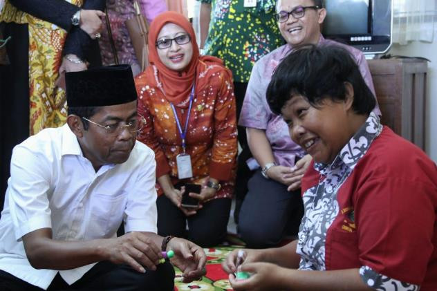 Mensos Idrus Marham diajari menjahit - Image