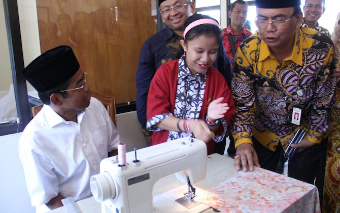 Menteri Sosial Idrus Marham didampingi Dirjen Rehabilitasi Sosial Edi Suharto bersama Dirjen Perlindungan dan Jaminan Sosial Harry Hikmat belajar menjahit dari siswa Balai Besar Rehabilitasi Sosial Bina Grahita - Image