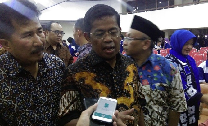 KOMENTAR: Menteri Sosial (Mensos) Idrus Marham saat ditemui usai acara di BBRSBD Surakarta, Jumat (30/3). - Image