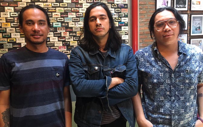 Rey, John, dan Viki dari Kelompok Penerbang Roket di Jakarta Selatan, Selasa (10/4). - Image