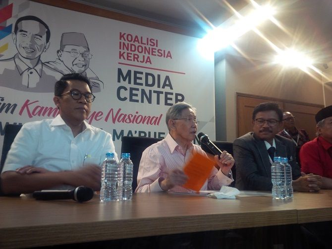 Mantan Menko Ekuin Kwik Kian Gie (tengah) dalam sebuah diskusi di Rumah Cemara, Jakarta, Jumat (21/9). - Image