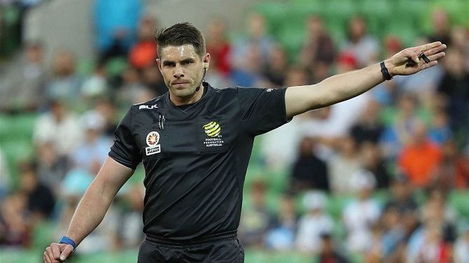 Shaun Evans punya catatan kontroversial saat memimpin laga di ajang Liga 1 2017. - Image