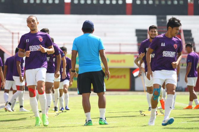 Para pemain PSM saat menjalani latihan. Beberapa pemain muda akan ditampilkan kontra PS Tira - Image