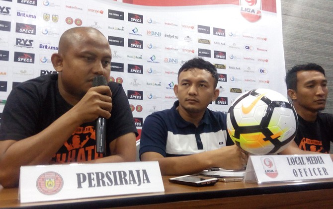 Pelatih Persiraja Akhyar Ilyas (paling kiri) saat memberikan keterangan dalam jumpa pers di Banda Aceh - Image