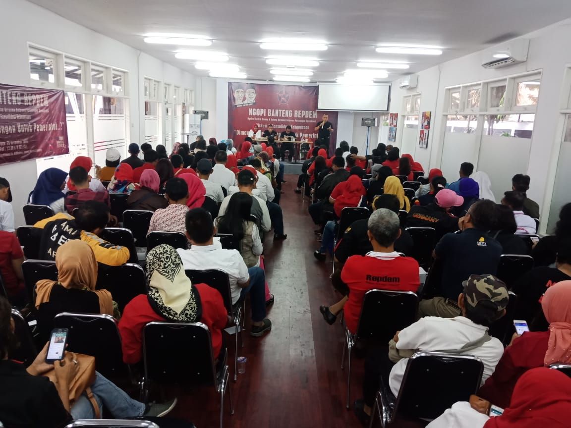 Relawan pendukung calon presiden-wakil presiden nomor urut 01, Joko Widodo-Maruf Amin, menggelar konsolidasi nasional di Rumah Aspirasi Rakyat, di Jakarta Pusat, Minggu (25/11). - Image