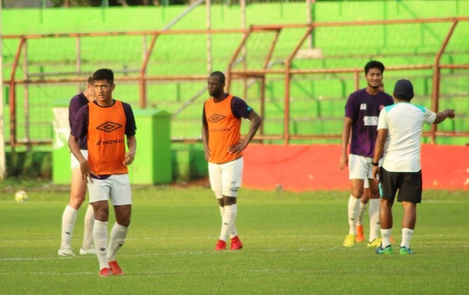 Striker Bruce Djite mulai mendapat jatah menit bermain lebih banyak di sesi latihan. - Image