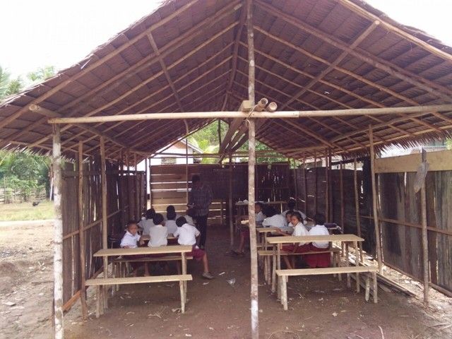 KULIT KAYU. Dinding SD Jarak Jauh di Dusun Keluas Meniba, Desa Harapan Jaya, Kecamatan Tanah Pinoh Barat yang terbuat dari kayu dan beberapa keping papan. Foto diambil 2017 lalu. - Image