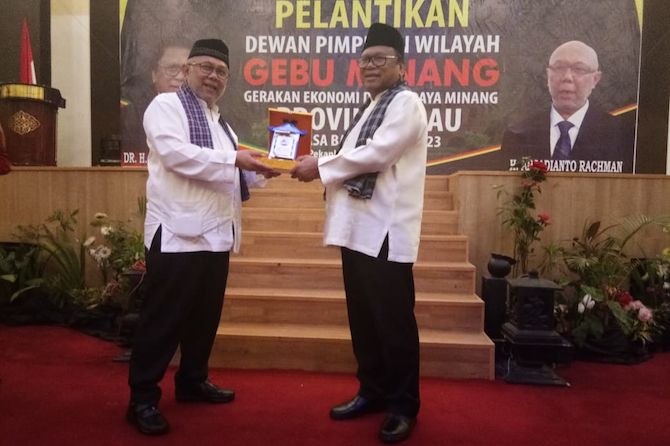 Ketua Umum Gebu Minang Oesman Sapta Odang (OSO) saat memberikan kenang-kenangan kepada Ketua DPW Gebu Minang Riau Arsadianto Rachman, Minggu (26/8) - Image