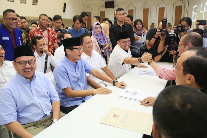 Ketua Juru Bicara kubu pasangan Prabowo-Sandi, Dahnil Anzar saat mengatarkan Sandiaga Uno ke KPU untuk melaporkan dana kampanyenya. - Image