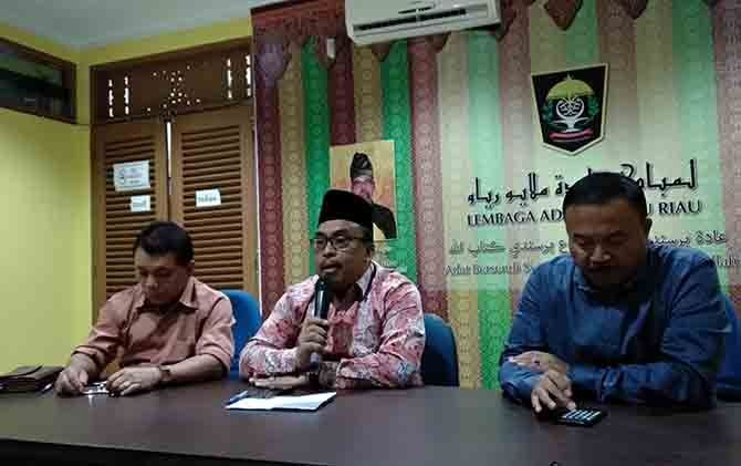 KIRI KE KANAN: Ketua tim LBH LAMR Zulkarnain Nurdin, Gamal Abdul Nasir, dan Aspanidar memberikan keterangan pers di Kantor LAMR, Kamis (6/9). - Image
