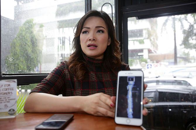 Mantan pramugari Lion Air Laura Lazarus menceritakan pengalamannya di Jakarta, Selasa (6/11). - Image