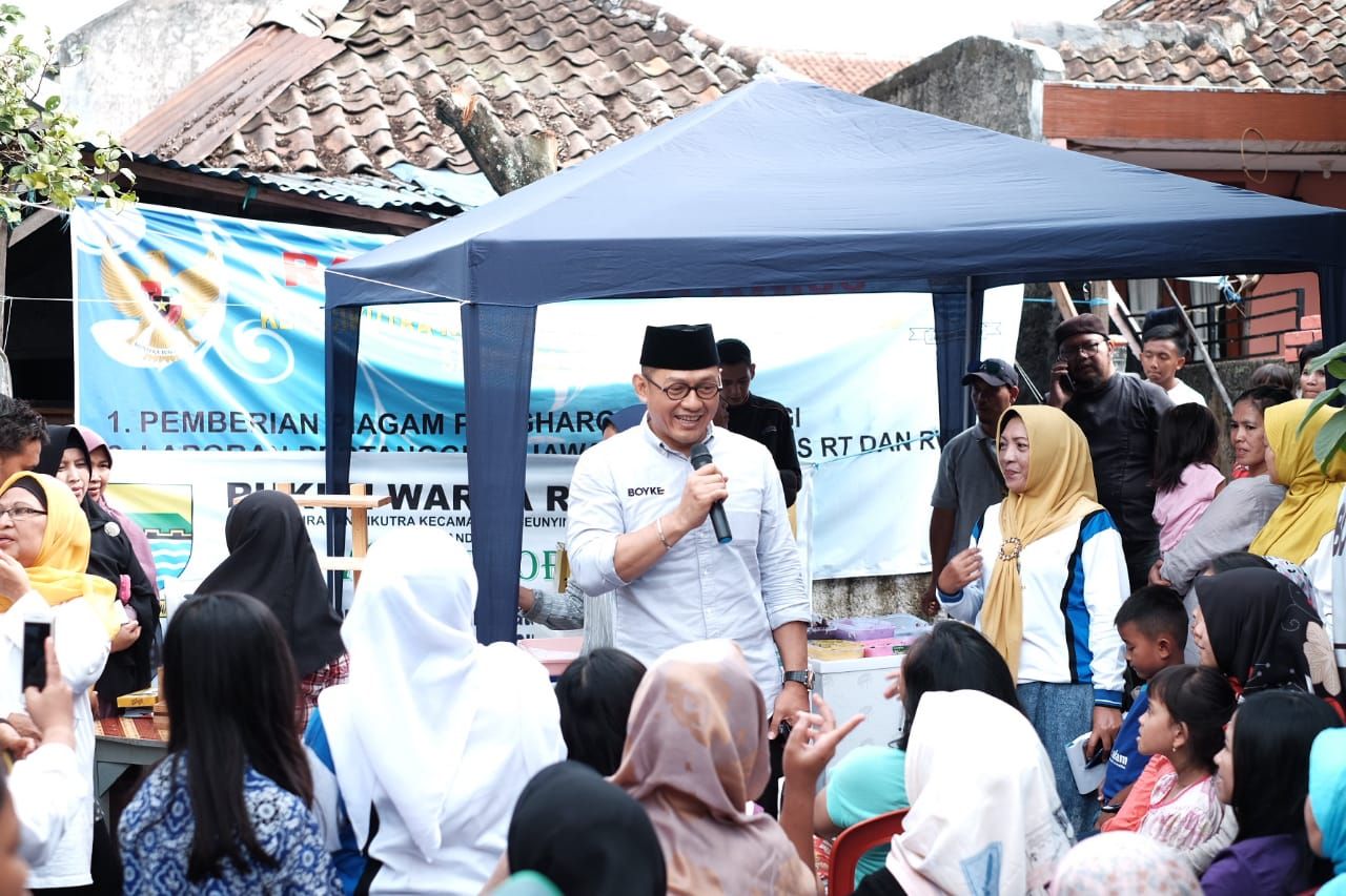 Politikus Golkar, Boyke Febrian ketika melakukan sosialisasi tentang pentingnya budaya menulis dan literasi media - Image