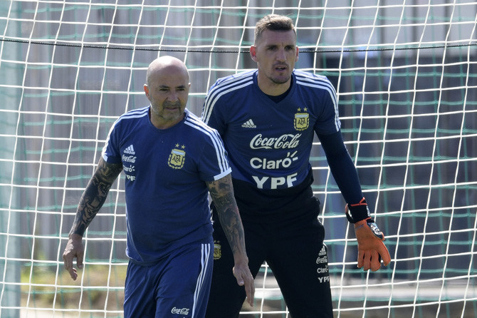 Franco Armani (kanan) bersama pelatih Jorge Sampaoli. Armani kemungkinan besar kembali mengawal gawang Argentina saat menghadapi Prancis - Image