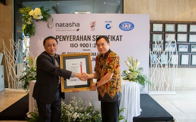 Ir. Solihin Agung Darmawan, M.Bis dari perwakilan MSC Global Australia menyerahkan sertifikat pada dr. Fredi Setyawan, Founder Natasha Skin Clinic Center. - Image