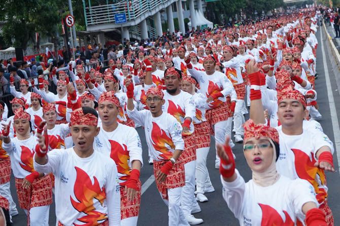 Puluhan ribu peserta senam Poco-poco di sepanjang kawasan Monumen Nasional (Monas) hingga Bundaran Hotel Indonesia, Jakarta, Minggu (5/8). - Image