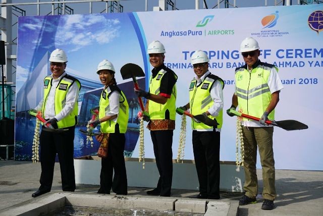 Peletakan atap Bandara Apung Ahmad Yani Semarang. (ki-ka: Direktur Utama PT Angkasapura, Faik Fahmi; Menteri BUMN, Rini M Soemarno; Gubernur Jateng, Ganjar Pranowo; Menteri Perhubungan, Budi Karya Sumadi; Direktur Operasi Waskita Karya, Adi Wibowo) - Image