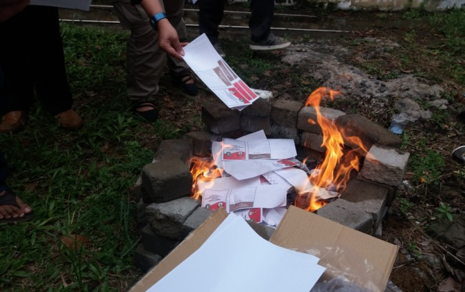 MUSNAHKAN. Surat suara yang rusak dibakar di halaman kantor KPU Kalbar, Minggu (24/6). - Image