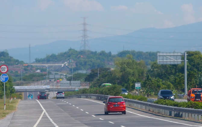 Pemandangan yang indah menjadi salah satu daya tari jalan tol Pandaan-Malang - Image