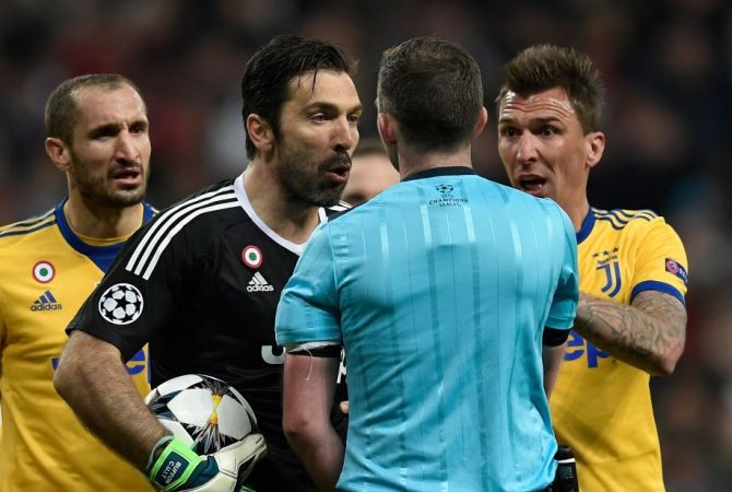 Aksi protes dilakukan Gianluigi Buffon usai timnya mendapat hukuman penalti di leg kedua perempat final Liga Champions, Kamis (12/4) lalu. - Image