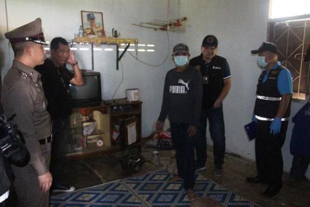 Emosi, Permsak langsung menyerang Suwit dengan alat-alat mekanik, menjatuhkannya, dan kemudian menggunakan pisau buah untuk memotong kemaluan Suwit - Image