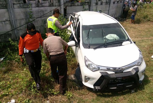Petugas Polsek Padangan, Bojonegoro saat melakukan olah TKP dan melakukan evakuasi mobil keluar lokasi. - Image