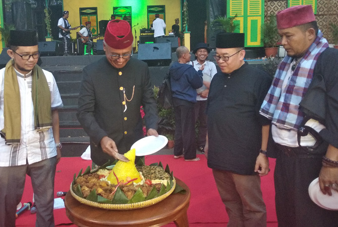 Ketua LKB, Beki Marda ikut meramaikan HUT DKI Jakarta ke-491 di Ancol, Jakarta Utara (ketiga dari kiri) - Image