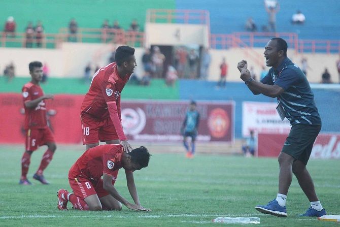 Pelatih Suwandi HS berteriak girang merayakan kemenangan Persiba bersama para pemainnya. - Image