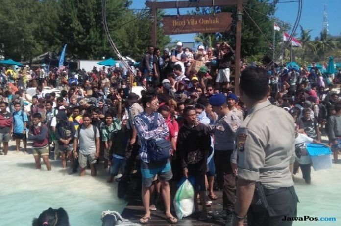 Ratusan wisatawan di Gili Trawangan ketika akan dievakuasi usai terjadinya gempa beberapa waktu lalu. Saat ini, kondisi Lombok berangsur-angsur stabil. - Image