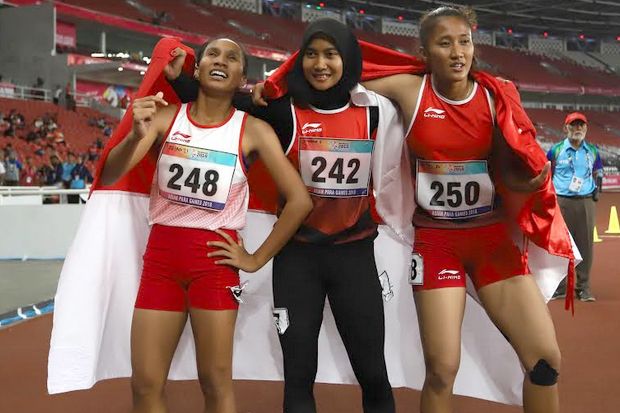 Putri Aulia (kanan) merayakan kemenangan bersama dua kompatriotnya Ni Made Arianti Putri (tengah) dan Endang Sari Sitorus - Image
