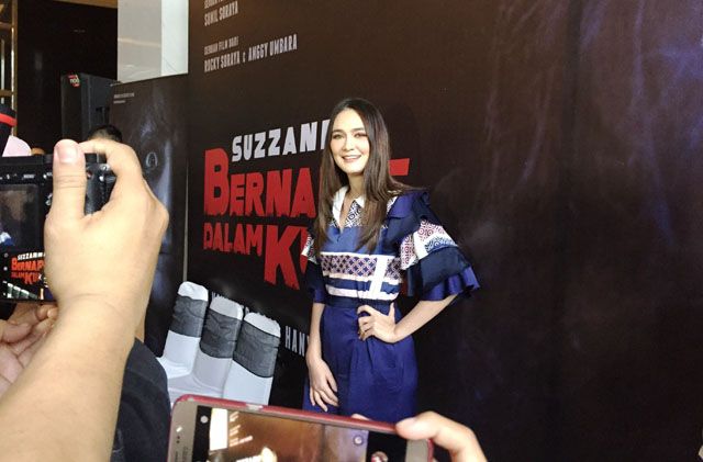 Luna Maya memilih kabur saat ditanya hubungannya dengan Reino Barack yang kandas. - Image