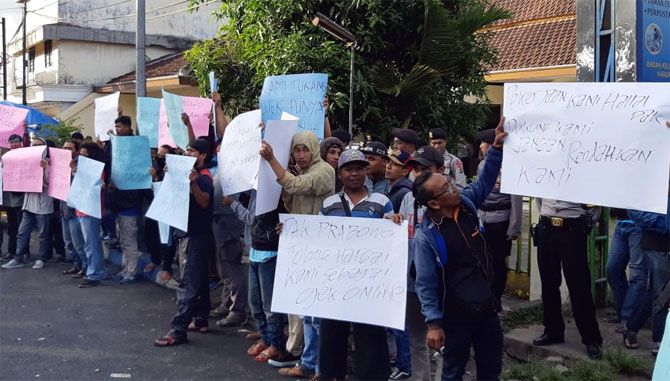 DEMO PRABOWO: Para pengojek online berdemo di depan Bawaslu Kabupaten Malang, Jumat (23/11. Mereka mendesak Prabowo agar meminta maaf karena perkataannya dirasa menyinggung para ojol. - Image