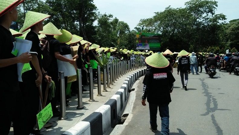 PEDULI PETANI. Aksi mahasiswa menjelang peringatan Hari Tani Nasional ke 58 di Digulis Untan, Jalan Ahmad Yani, Pontianak, Sabtu (22/9). - Image