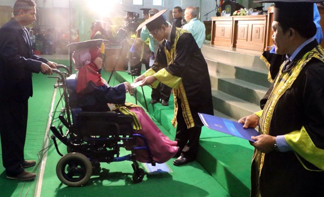 Alfiana Asti Premasari mahasiswa disabilitas UII Yogyakarta yang mampu lulus dengan predikat Cum laude - Image