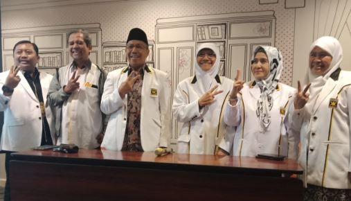 6 Caleg PKS Dapil VI (Depok-Bekasi) siap bertarung dalam Pileg 2019. Tampak Ermi Yusfa (dua dari kanan). - Image