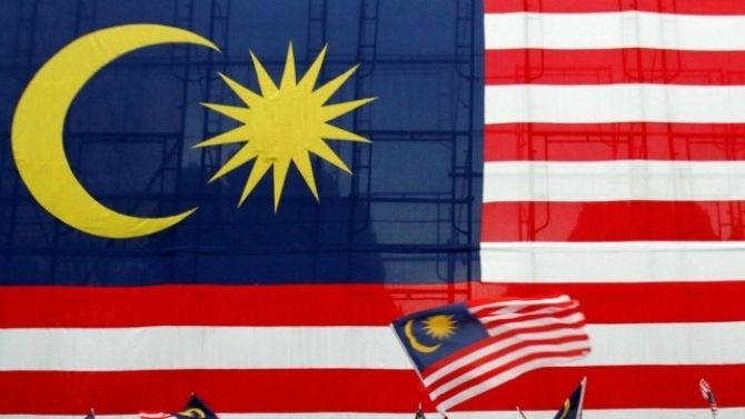 Malaysia menggunakan cara yang tak lazim untuk melunasi hutang negara mereka. Masyarakat dilibatkan untuk urunan uang tunai untuk membantu pemerintahan dibawah Perdana Menteri Mahathir Mohamad membayar hutang negara yang jumlahnya sangat besar - Image