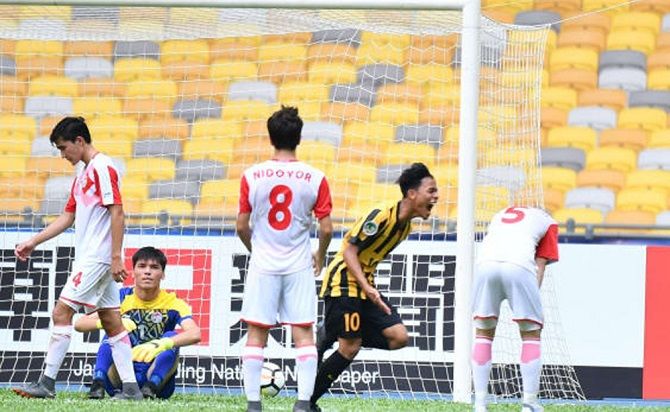 Selebrasi Luqman Hakim Shamsudin setelah mencetak empat gol ke gawang Tajikistan. - Image