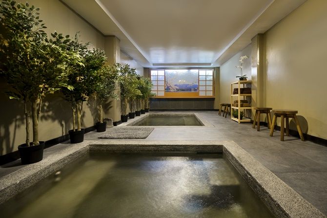 Manjakan diri dengan berendam air hangat ala Onsen Jepang, selain nyaman Onsen juga bermanfaat bagi kesehatan tubuh. - Image