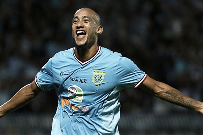 Loris Arnaud kembali cetak gol dan bangkitkan Persela Lamongan - Image