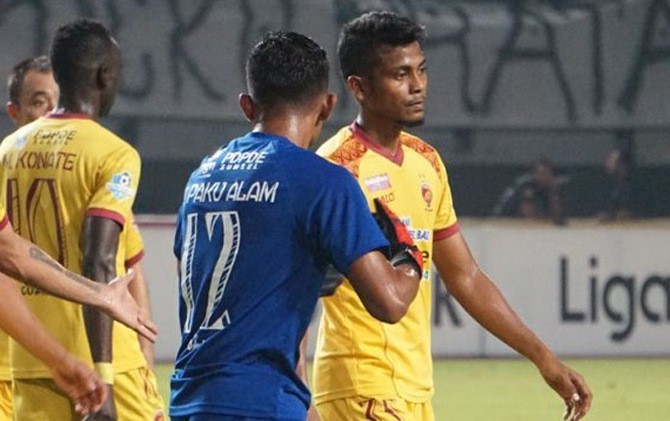 Zulfiandi (paling kanan) dalam pertandingan melawan Persebaya Surabaya. Dia bangkit bersama Sriwijaya FC - Image